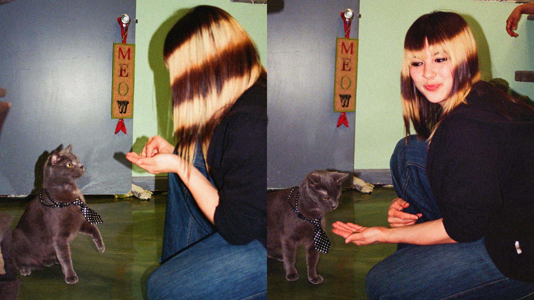 Alysa Liu con su gato negro.
