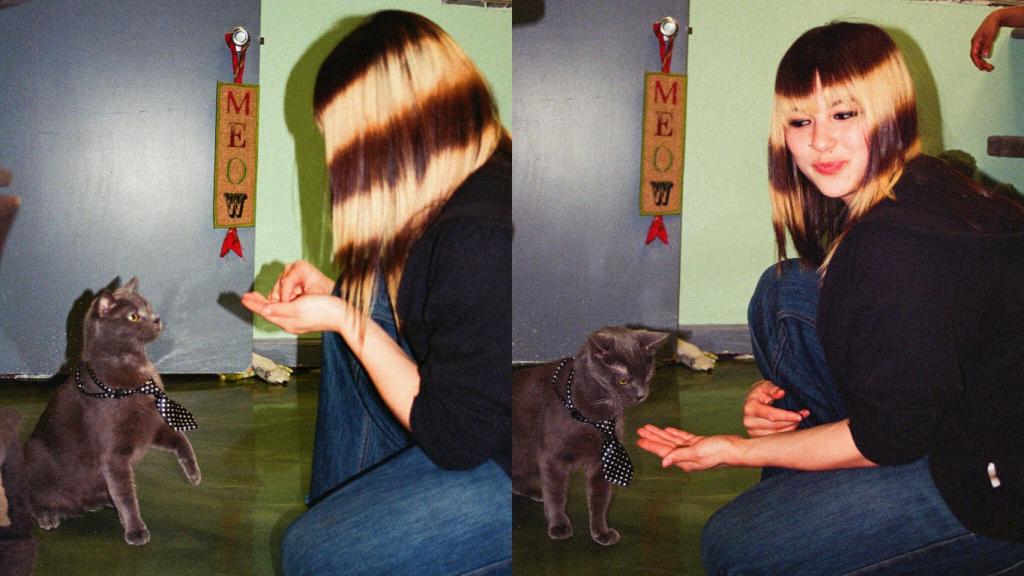 Alysa Liu con su gato negro.