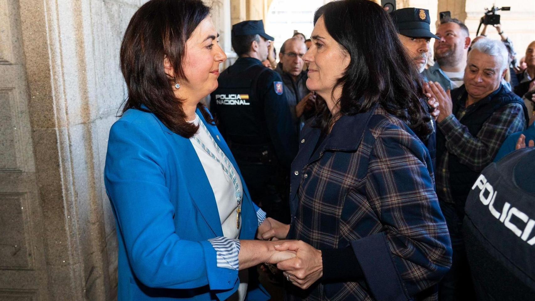 Elena Candia junto a Paula Prado a las puertas del pleno.