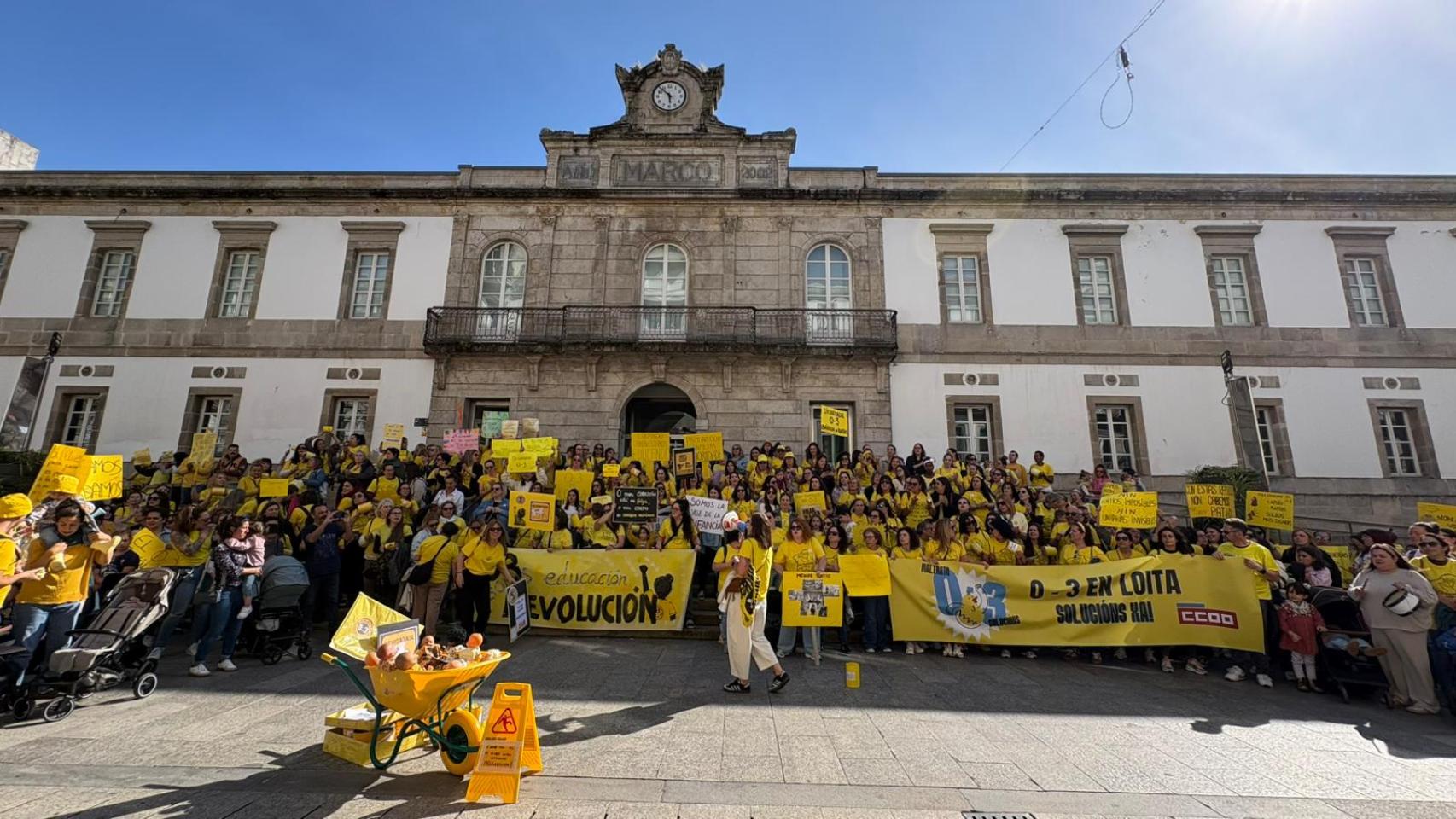 Cacerolada en el centro de Vigo para protestar contra las condiciones de los profesionales de las escuelas infantiles 