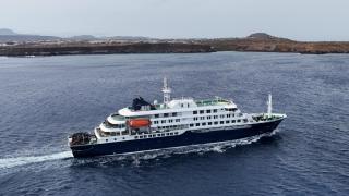 El crucero MV Hondius, a su salida de Praia (Cabo Verde) este miércoles. 