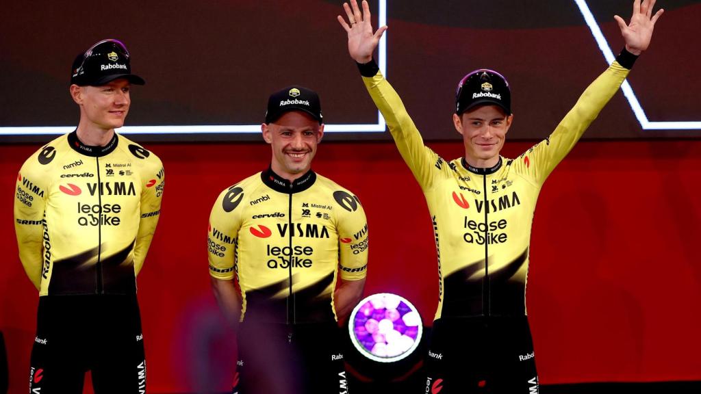 Jonas Vingegaard saluda durante la presentación del Giro de Italia 2026.