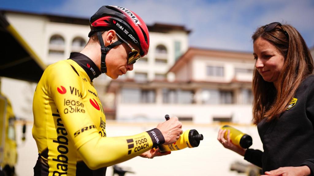 Jonas Vingegaard firma un bidón a una seguidora antes del Giro 2026.