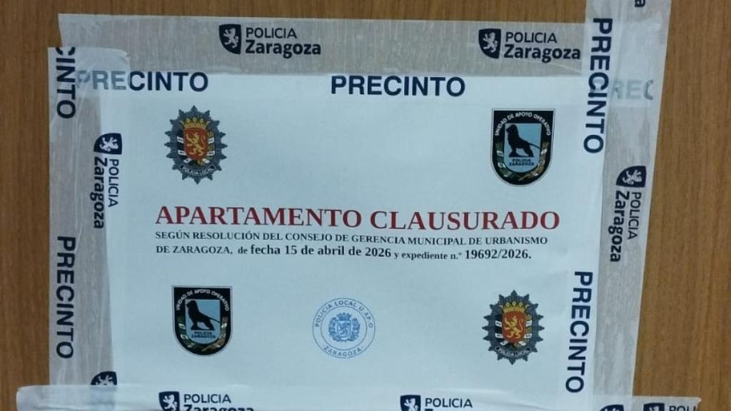 Notificación en la puerta de los apartamentos.