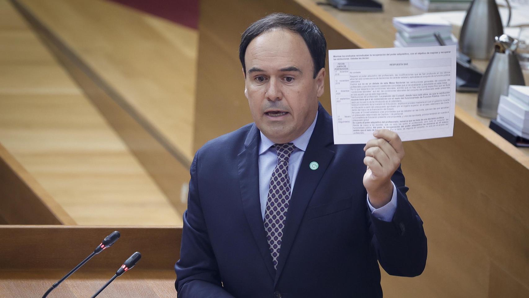 El president de la Generalitat, Juanfran Pérez Llorca, con las actas de las reuniones del Gobierno de Puig. José Cuéllar / Corts