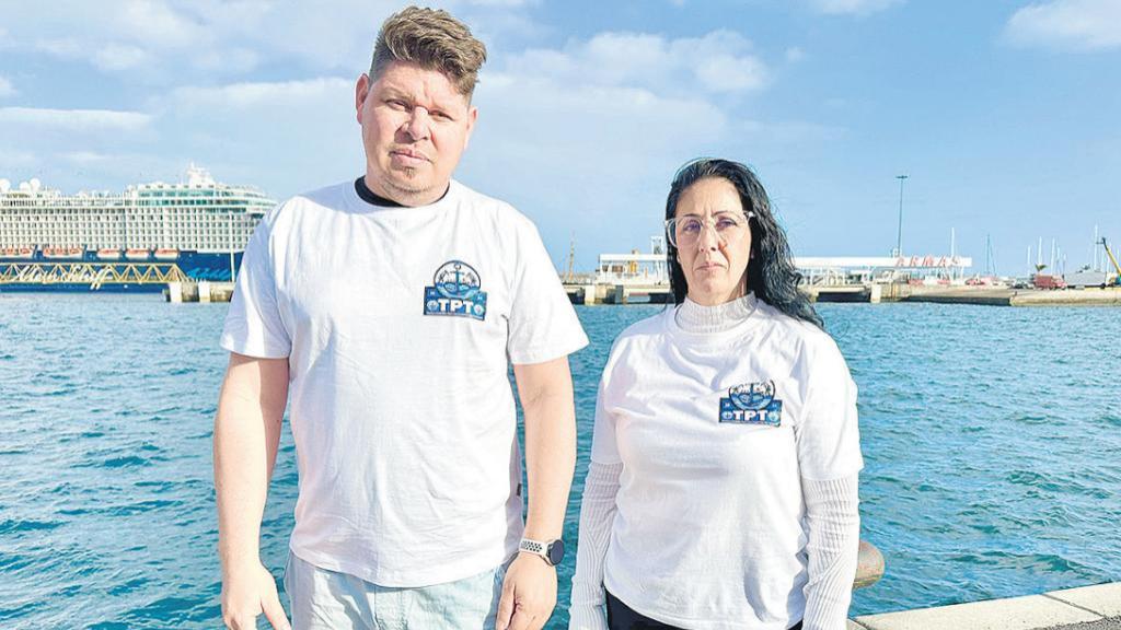 En la imagen, Maria Elena Ruiz y Henry Rodríguez, portavoces del sindicato Trabajadores por el Puerto de Tenerife.