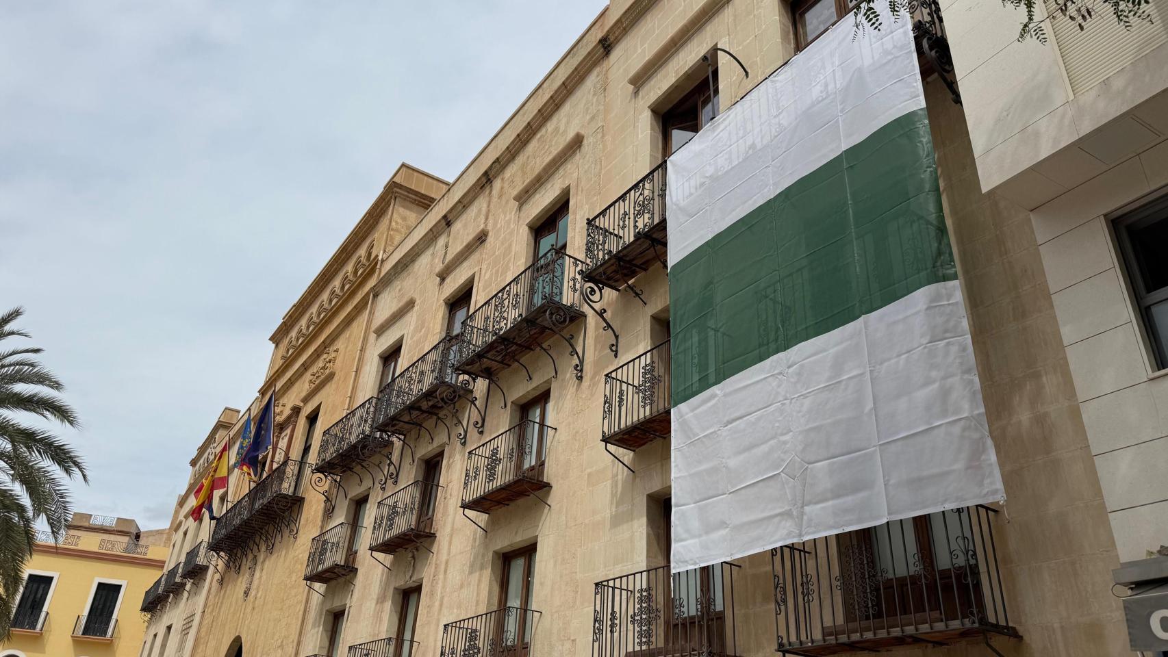 La bandera del Elche en la fachada del Ayuntamiento, este jueves.
