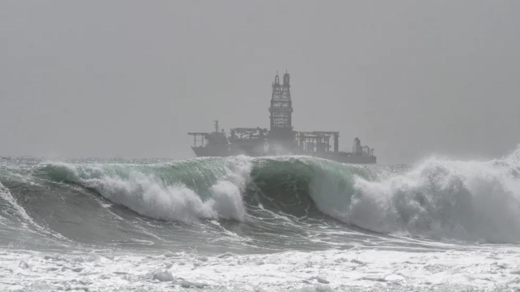 Imagen de archivo de un fuerte oleaje en una plataforma petrolífera en Gran Canaria.