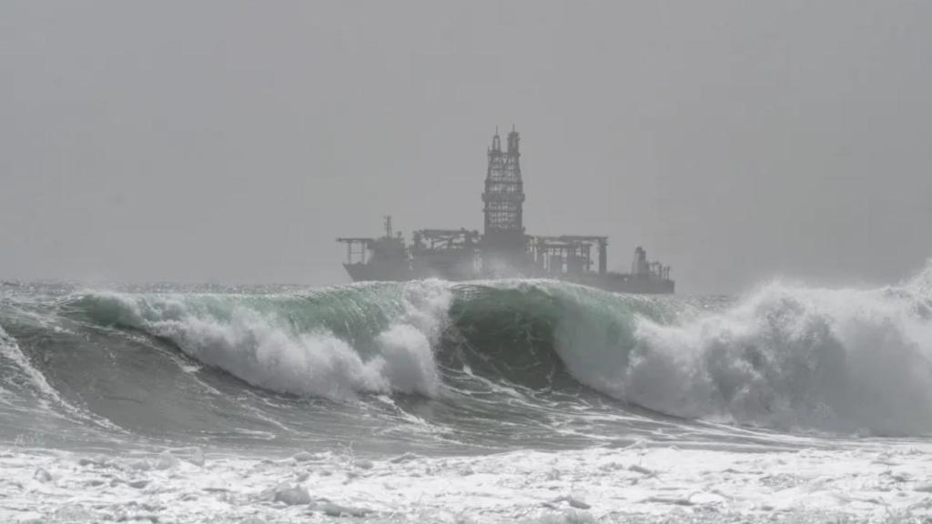 Imagen de archivo de un fuerte oleaje en una plataforma petrolífera en Gran Canaria.