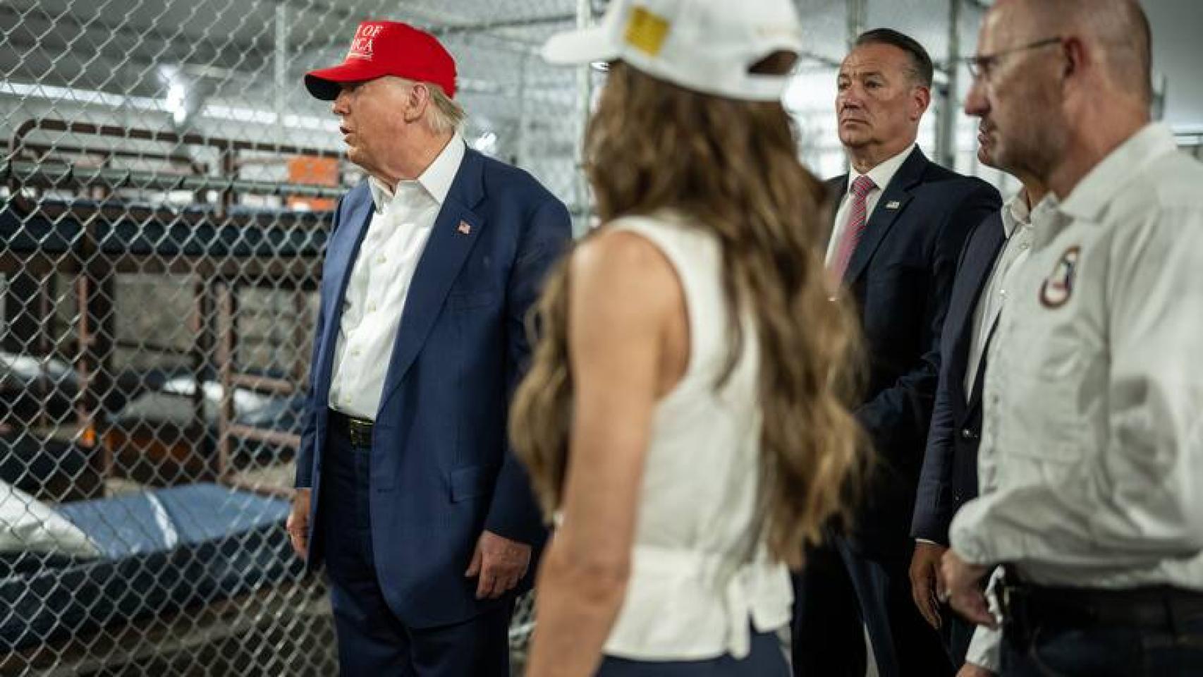 El presidente de los Estados Unidos, Donal Trump durante una visita en julio del año pasado al centro de detención para migrantes 'Alligator Alcatraz' (Alcatraz caimán) en Miami (Estados Unidos). 