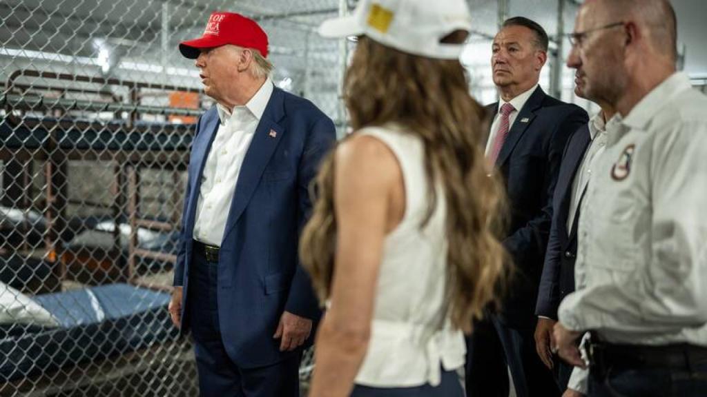 El presidente de los Estados Unidos, Donal Trump durante una visita en julio del año pasado al centro de detención para migrantes 'Alligator Alcatraz' (Alcatraz caimán) en Miami (Estados Unidos). 