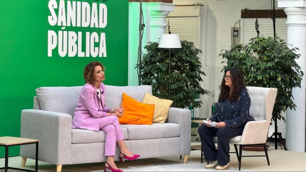 La candidata del PSOE-A, María Jesús Montero, en un encuentro en Rota con la filóloga Carmen Amores