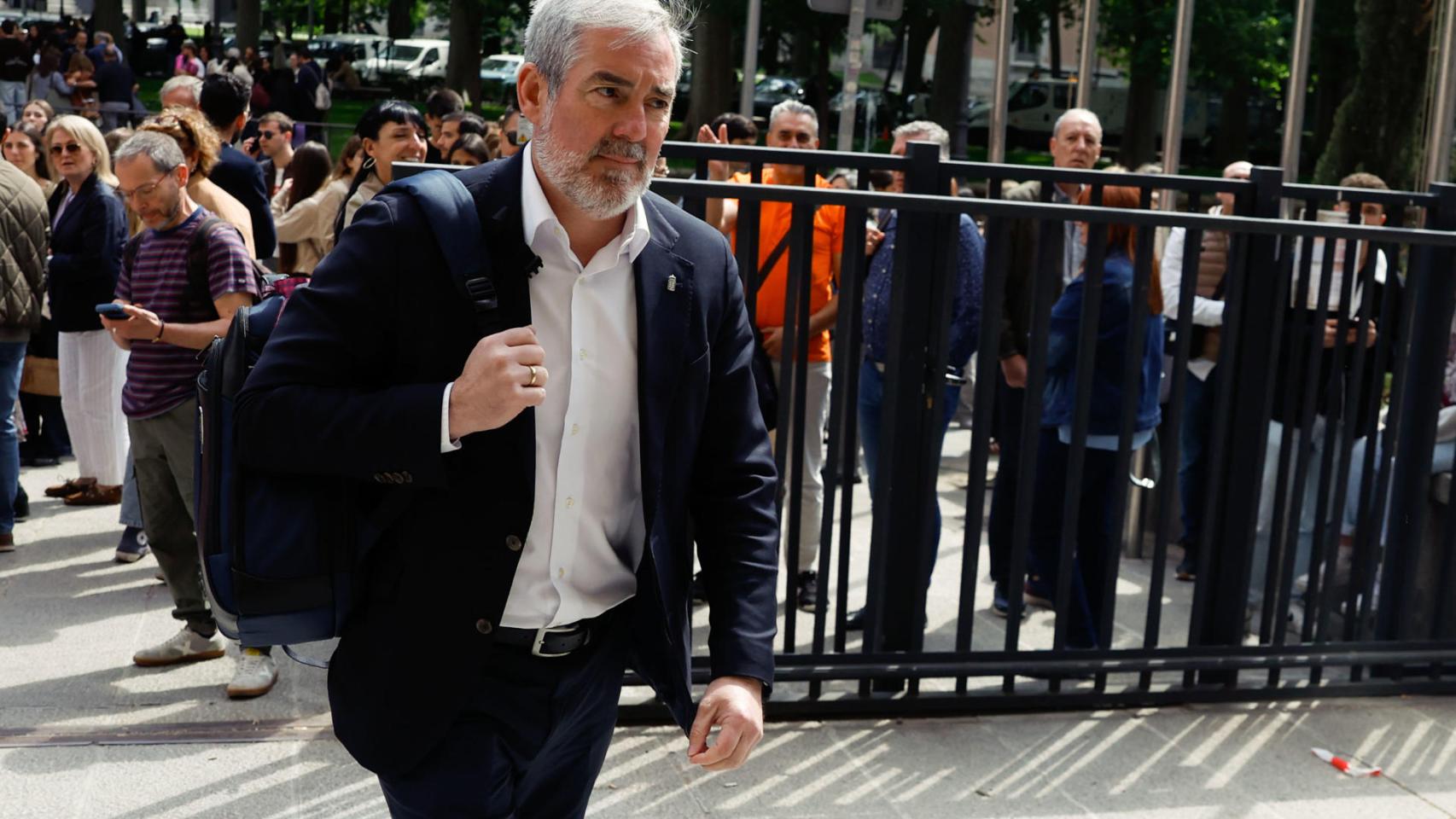 El presidente de Canarias, Fernando Clavijo, a su llegada este jueves al Ministerio de Sanidad, para su reunión con los ministros de Sanidad, Mónica García, y Política Territorial, Ángel Víctor Torres.
