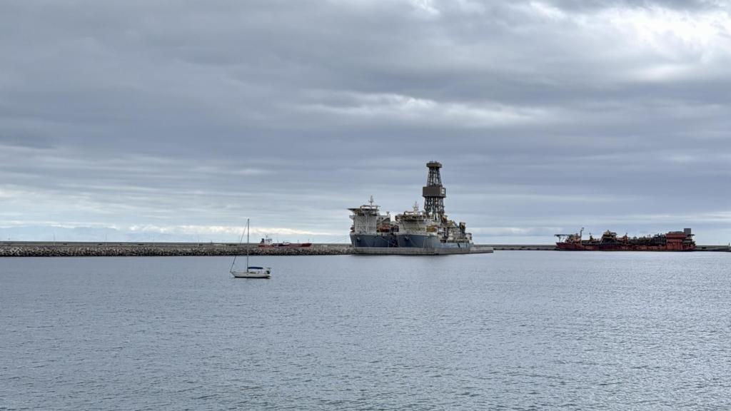 Diferentes buques permanecen este jueves atracados en el puerto industrial de Granadilla, Tenerife.