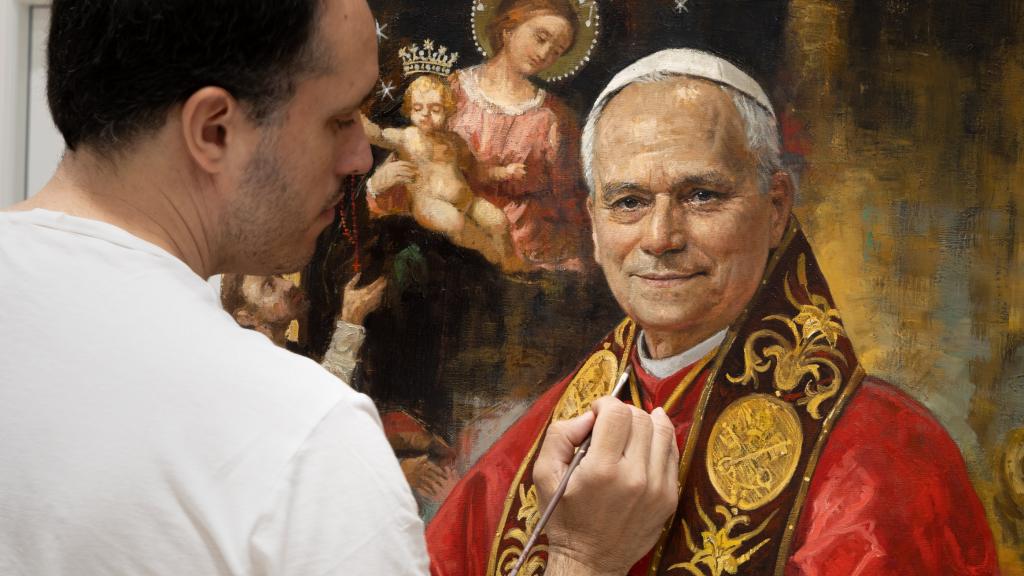 El pintor malagueño Raúl Berzosa durante la realización del retrato del papa León XIV para el nuevo sello conmemorativo del Vaticano.