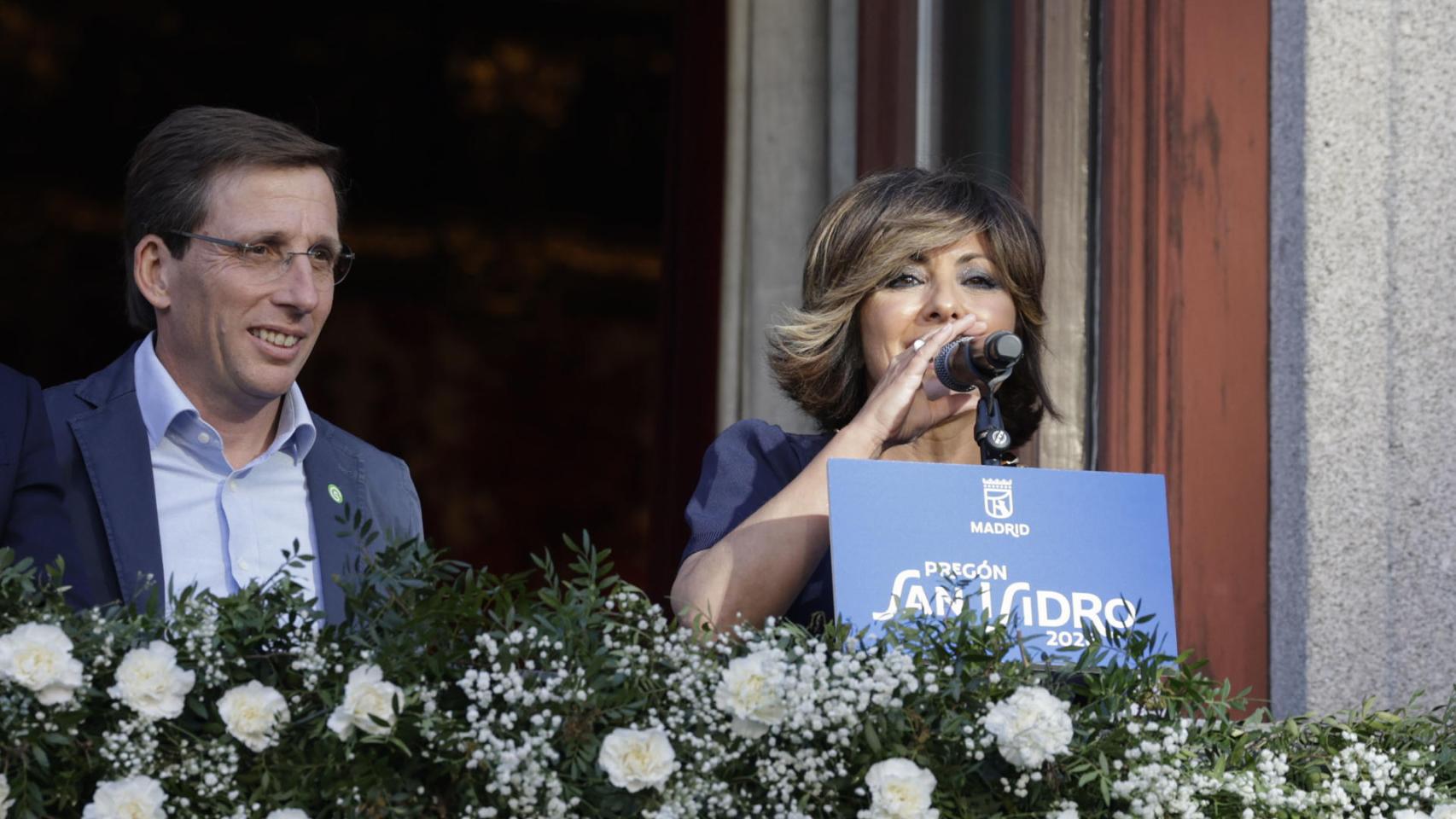 Sonsoles Ónega junto a José Luis Martínez-Almeida durante su pregón de San Isidro. 