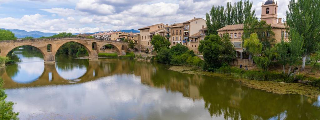Puente la Reina, un encantador pueblo histórico en la ruta de peregrinación del Camino de Santiago a Santiago de Compostela, Navarra, España