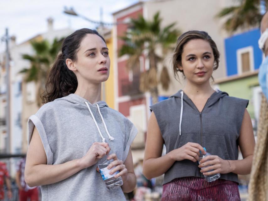 Escena de la serie 'Alba' con Elena Rivera en el paseo marítimo de Villajoyosa.