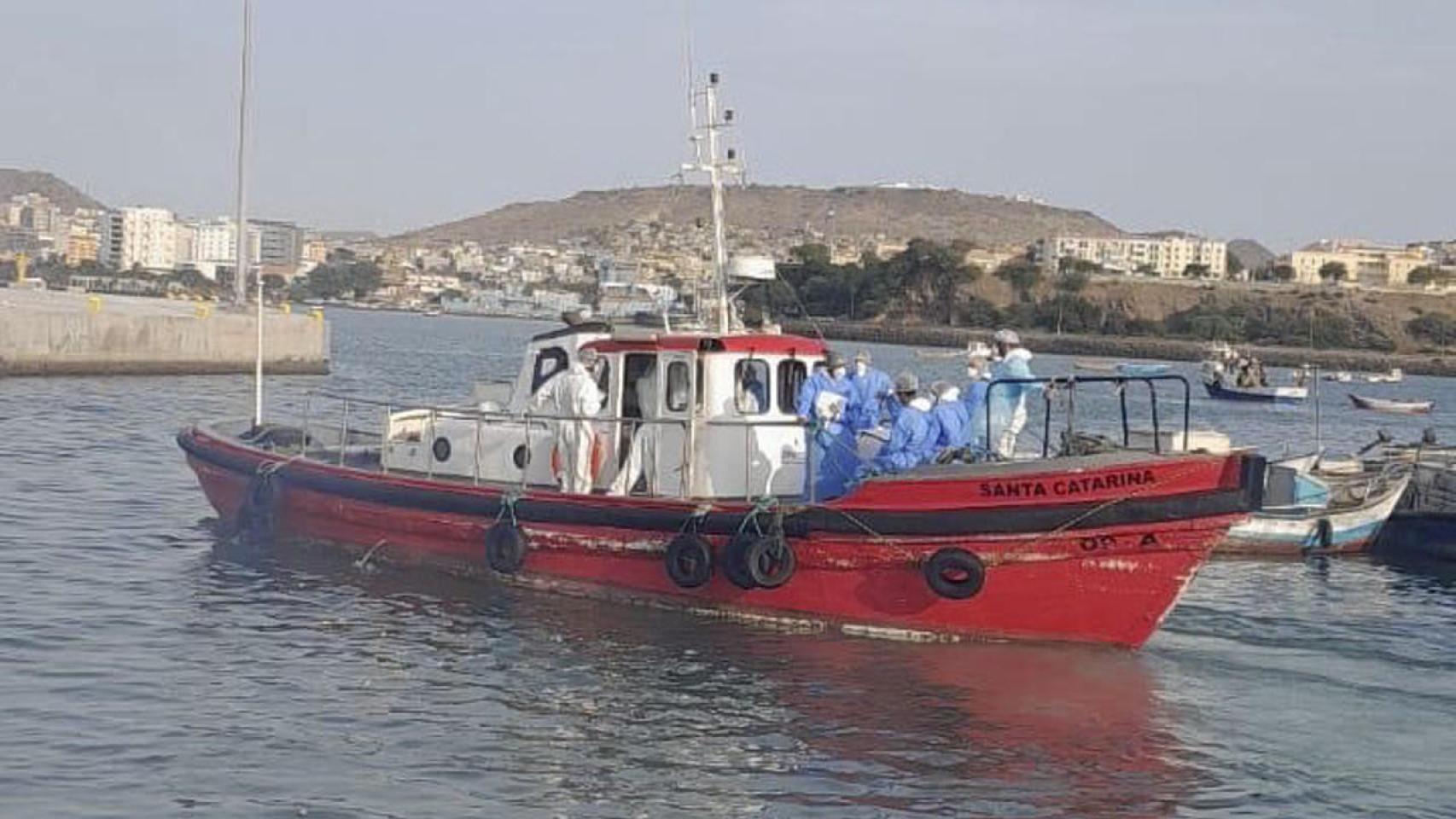 Evacuación de uno de los pacientes sospechosos en Cabo Verde.