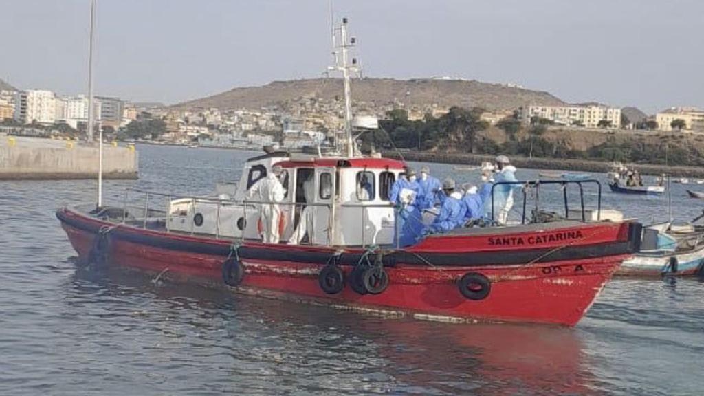 Evacuación de uno de los pacientes sospechosos en Cabo Verde.