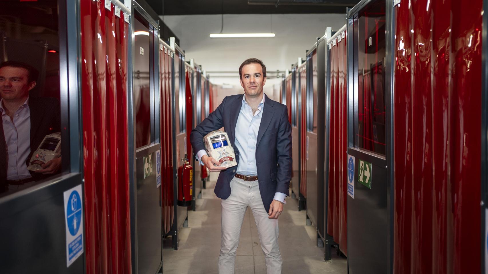 Antón Adanero, CEO de Tecnio, en las cabinas de soldadura del centro de Alcorcón.