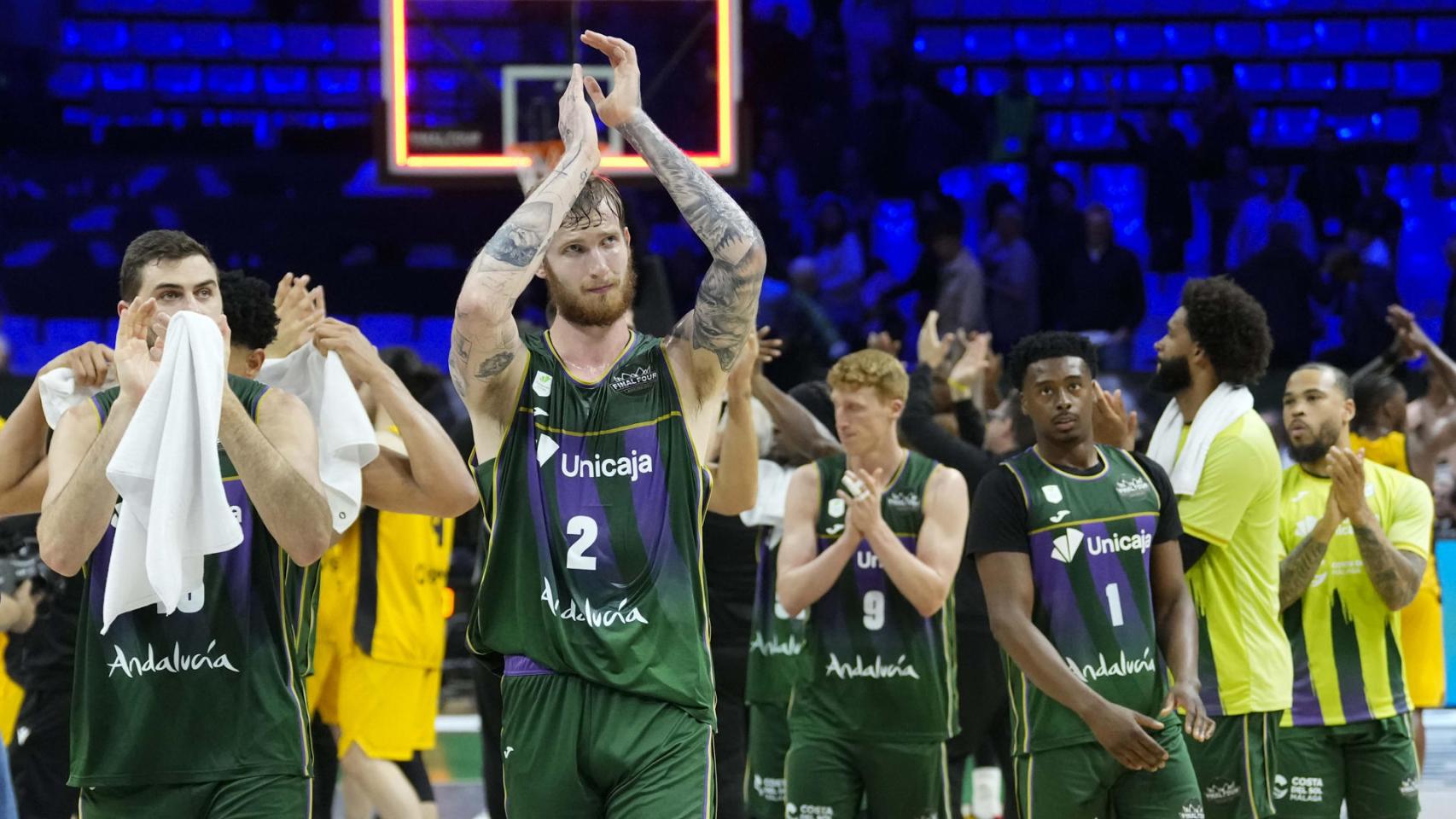 Los jugadores del Unicaja tras la derrota contra el AEK Atenas en la semifinal de la BCL.