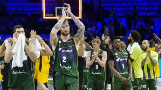 Los jugadores del Unicaja tras la derrota contra el AEK Atenas en la semifinal de la BCL.