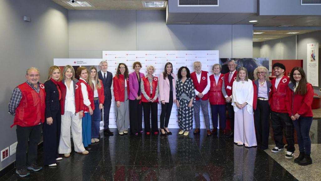 Foto de familia con doña Letizia en el Espacio Activo de Cruz Roja en Pamplona.