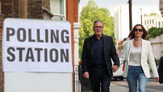 Keir Starmer y su mujer acudiendo a un colegio electoral en Londres.