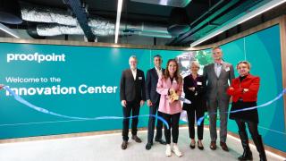 El protocolario corte de cinta para inaugurar las instalaciones, con los principales directivos de Proofpoint.