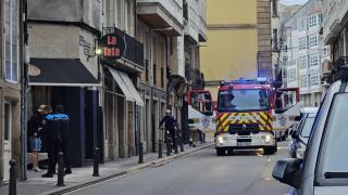 Bomberos en la calle Orzán este viernes.