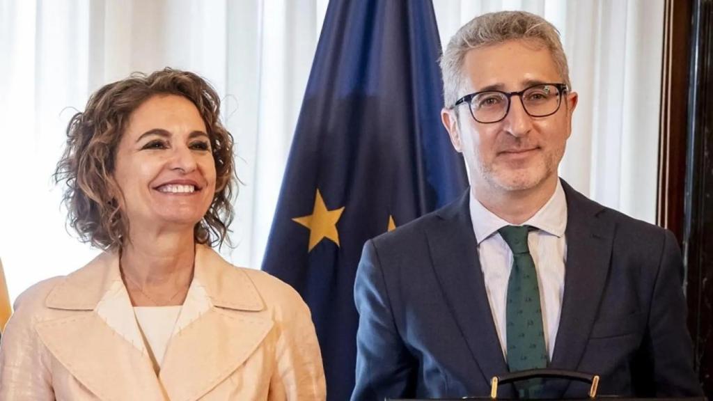 La secretaria general del PSOE-A, María Jesús Montero y el ministro de Hacienda, Arcadi España.