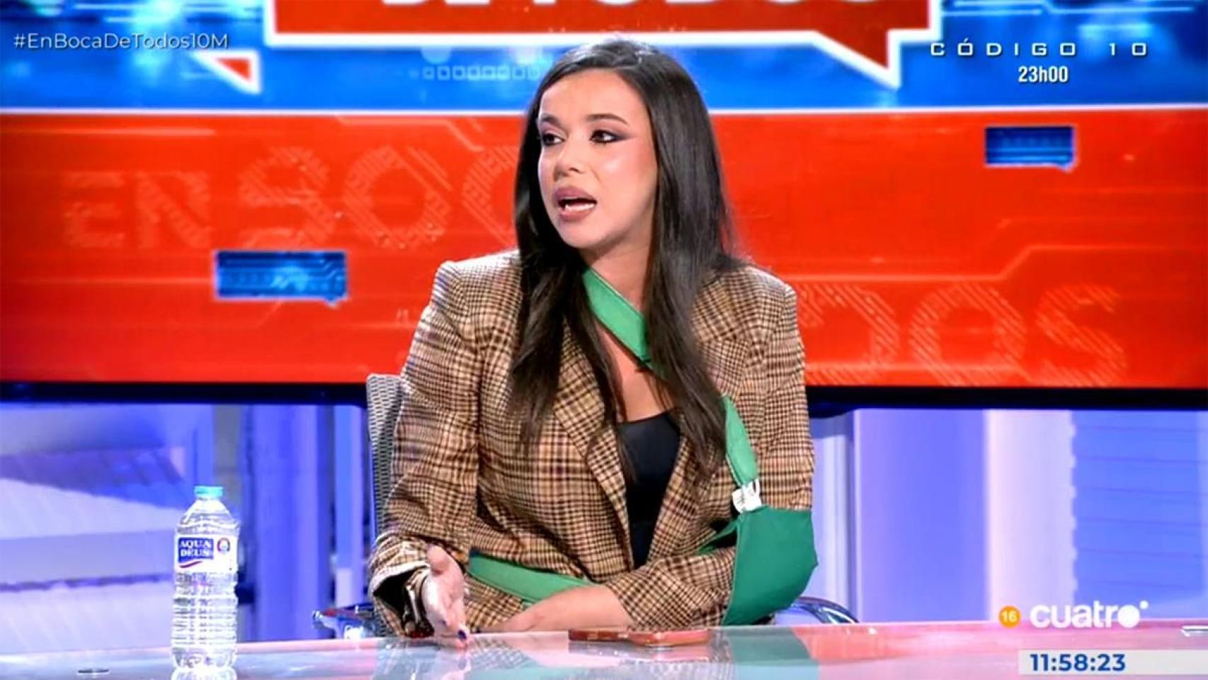 Sarah Santaolalla, con casbestrillo, en televisión.