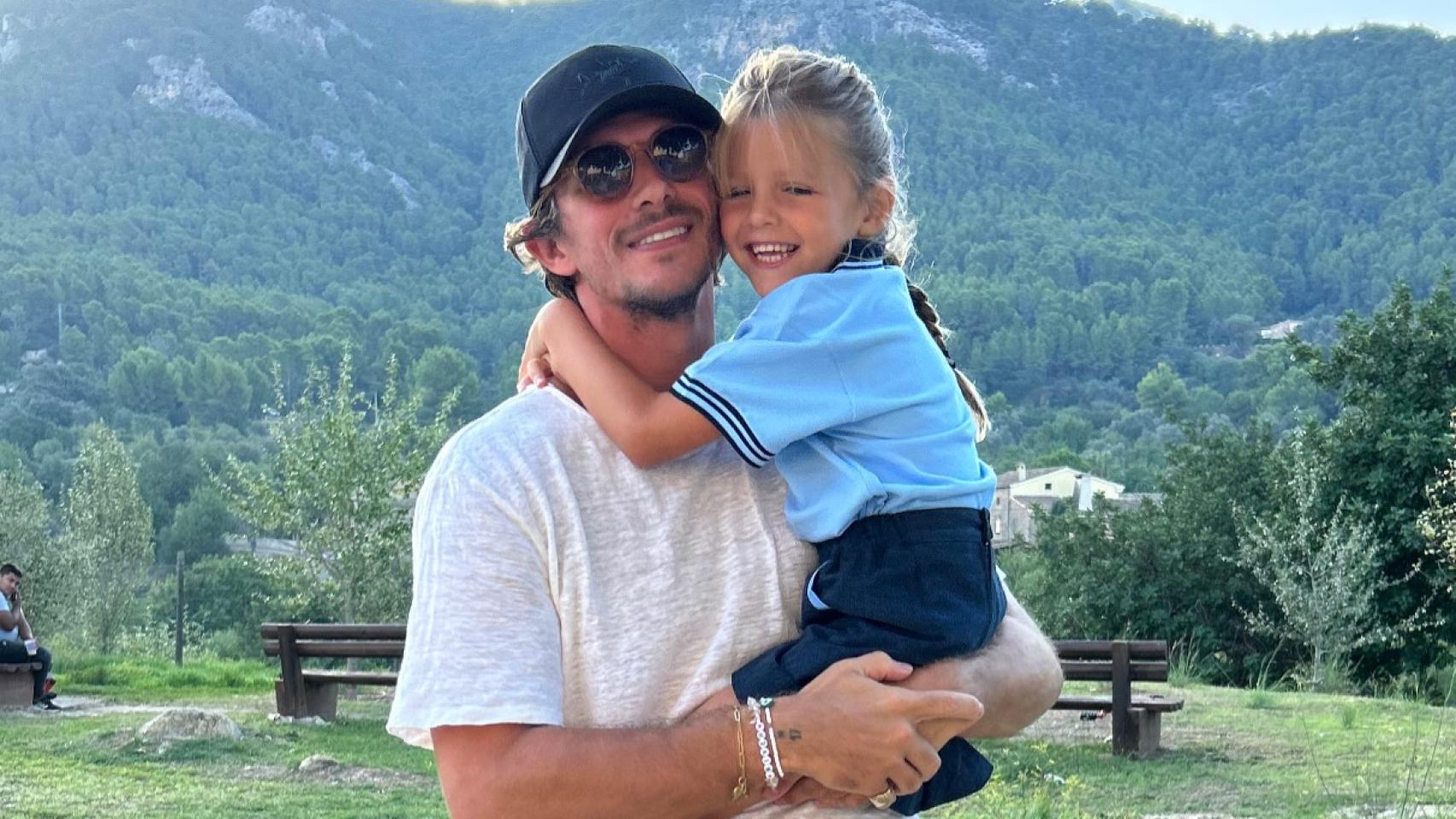 Jake Hall junto a su hija, en una fotografía tomada hace escasas horas. 
