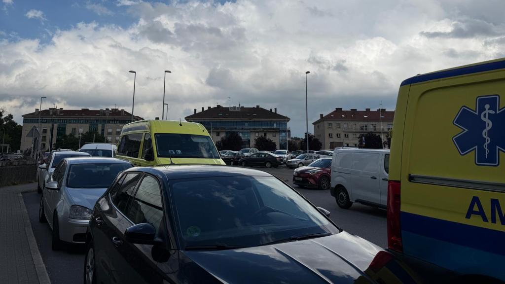Vehículos aparcados en la entrada del Hospital Clínico de Santiago