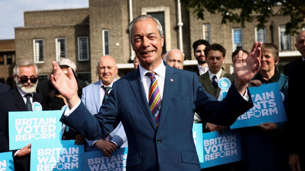 El ultra Nigel Farage celebra los resultados en el municipio de Havering, en Londres.
