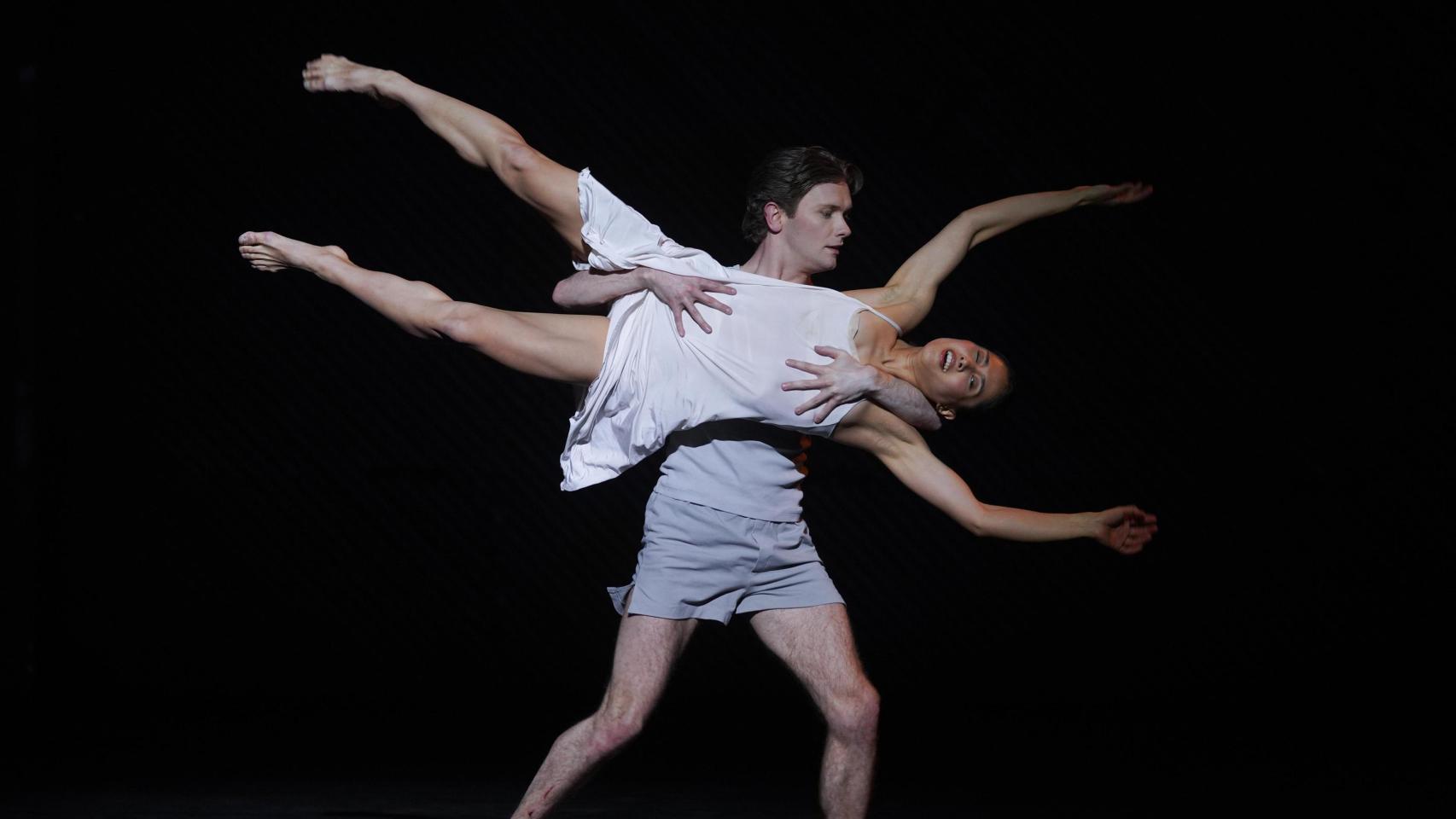 Kaho Yanagisawa (Julieta) y Julien Keulen (Romeo), del Real Ballet de Suecia, en 'Julieta y Romeo'. Foto. Javier del Real