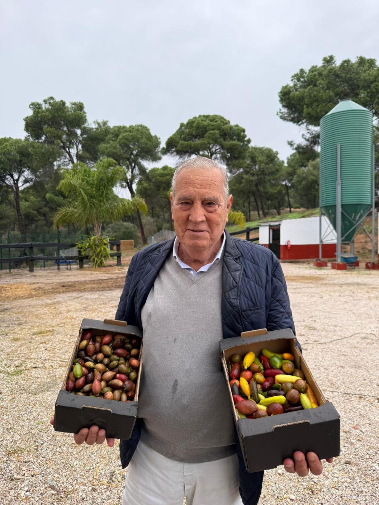 Pepe Domínguez con dos cajas de 'finger lime'.