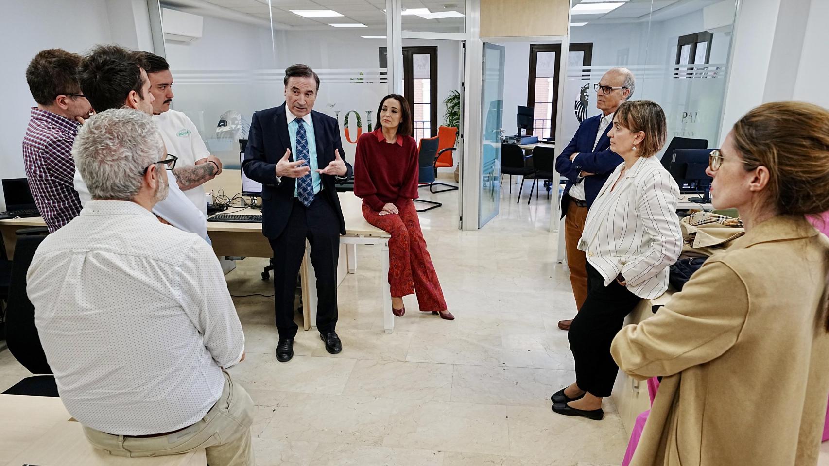 Pedro J. Ramírez y Cruz Sánchez de Lara, en su conversación con la plantilla de EL ESPAÑOL de Castilla y León