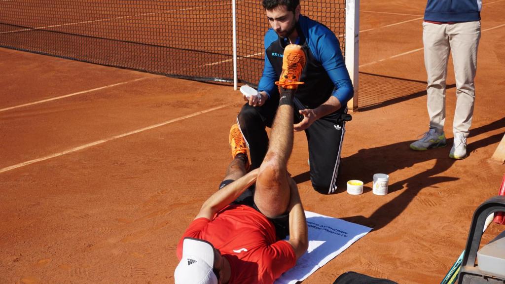 Un fisioterapeuta de Ribera atiende a un deportista en torneo internacional del Español de tenis.