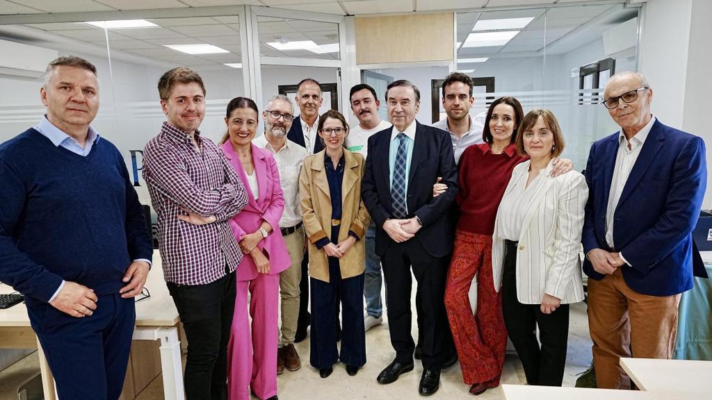 Foto de familia de Pedro J. Ramírez, Cruz Sánchez de Lara y Samary Fernández Feito junto a la plantilla de EL ESPAÑOL de Castilla y León
