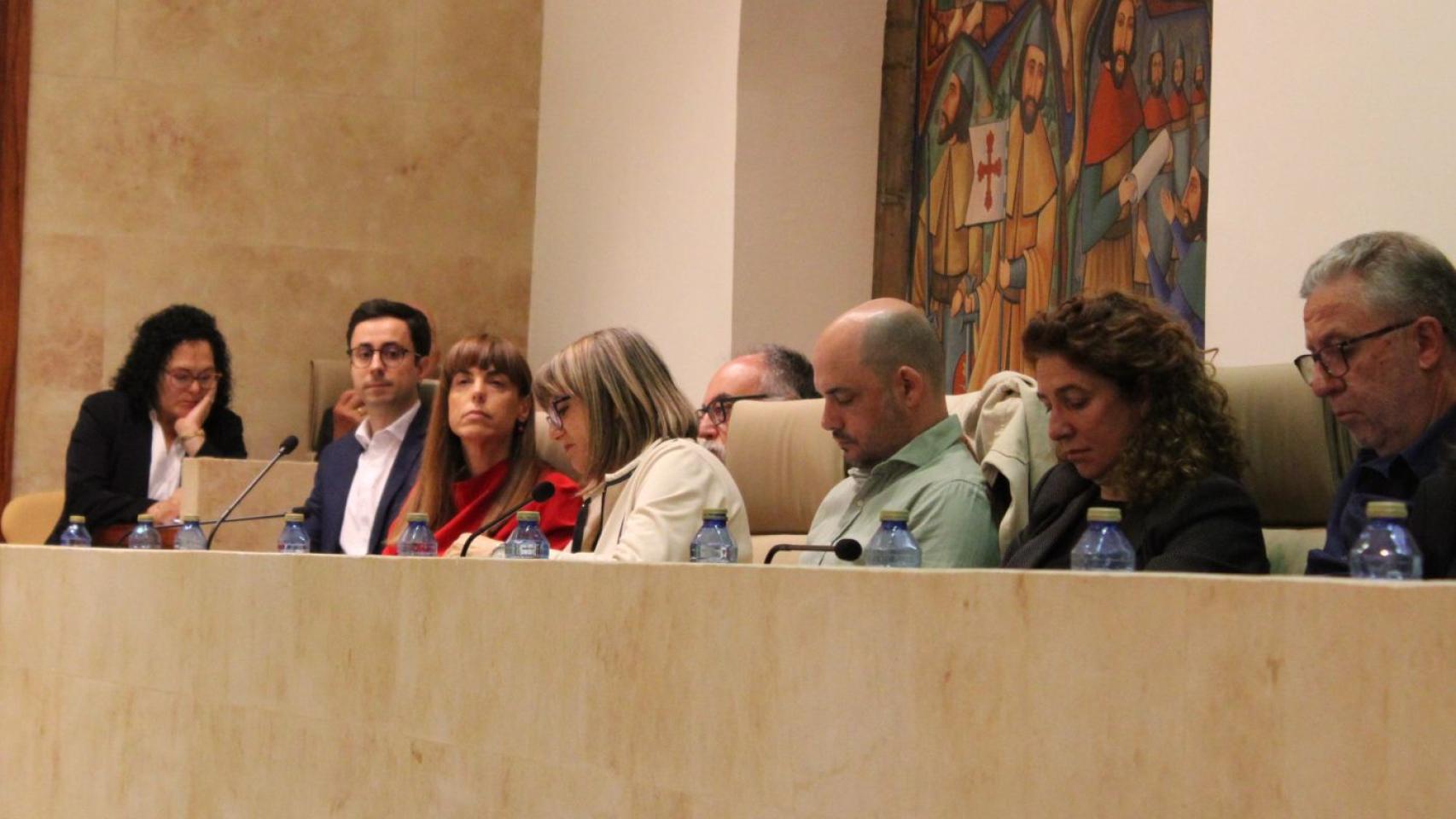 José Luis Mateos y María Sánchez y otros concejales del grupo socialista en el Pleno del Ayuntamiento de Salamanca.