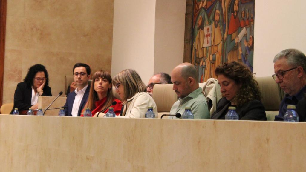 José Luis Mateos y María Sánchez y otros concejales del grupo socialista en el Pleno del Ayuntamiento de Salamanca.