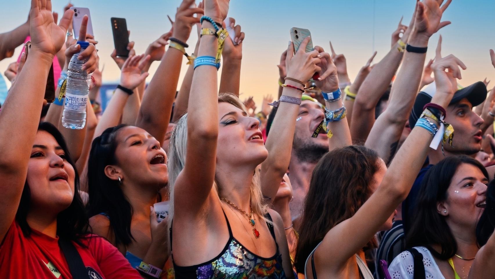 Un grupo de jóvenes en un festival