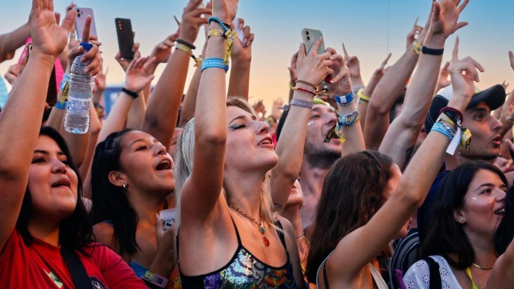 Un grupo de jóvenes en un festival