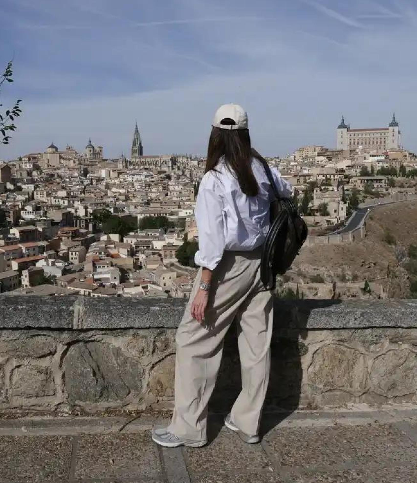 La modelo, en el mirador del Valle con la panorámica de Toledo al fondo.