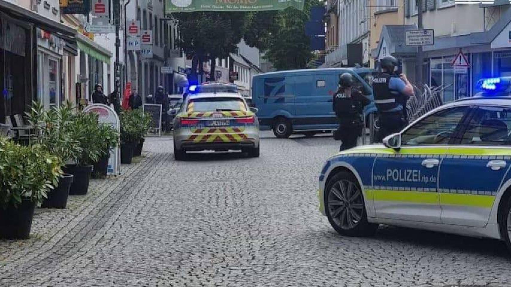 Efectivos de la Policía y las fuerzas especiales desplegadas en la zona del atraco.