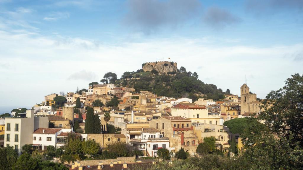Vista panorámica del casco antiguo y del castillo de Begur.
