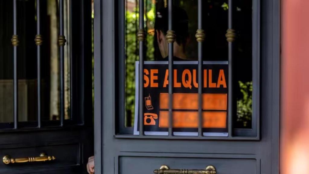 Archivo - Un cartel que anuncia que se alquila una vivienda. - Ricardo Rubio - Europa Press - Archivo