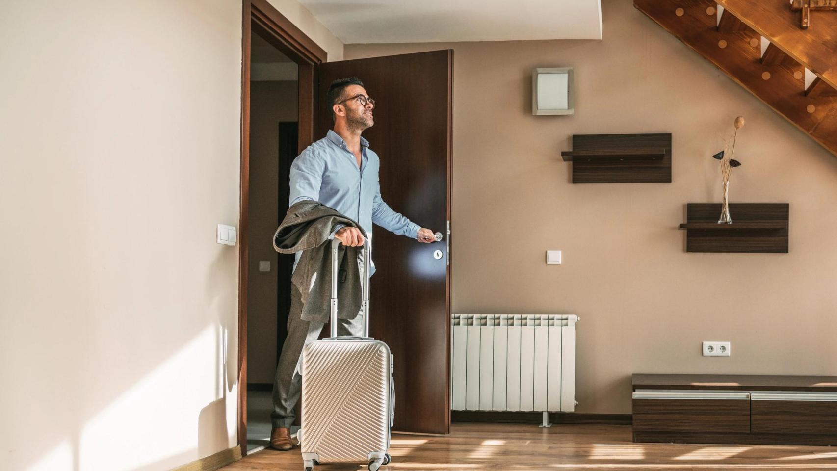 Un propietario entrando en su vivienda.